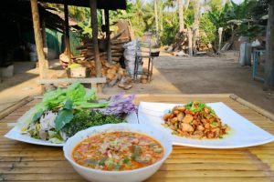 Essen mit Einheimischen in Kambodscha
