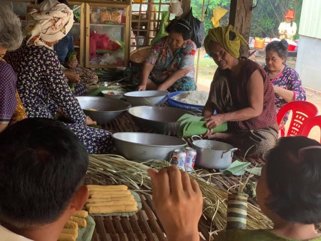 The women in the village make Orn Som for Pchum Ben