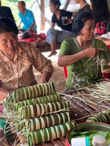Khmer women making Orn Som