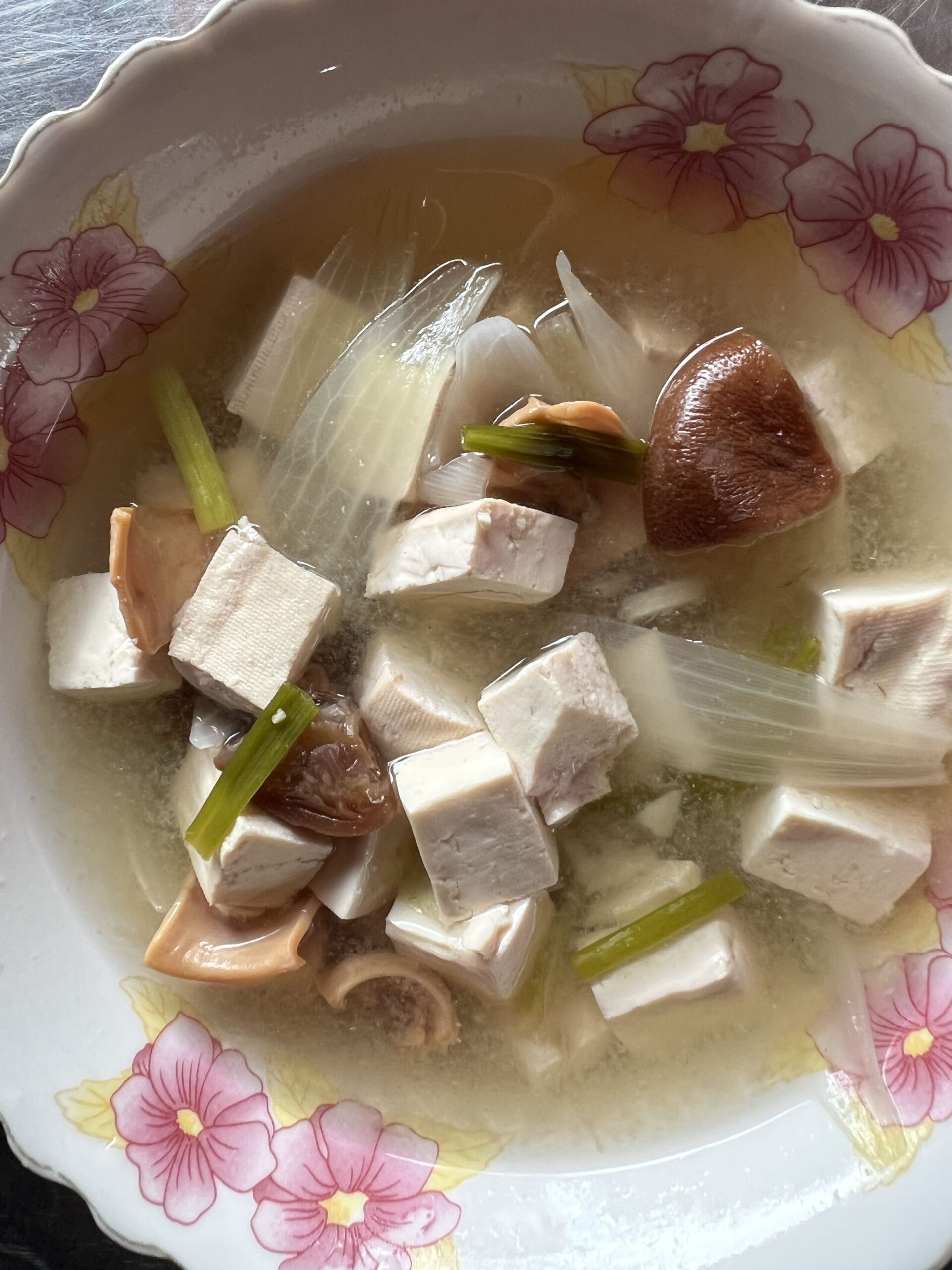 The vegetarian version of sour lime soup